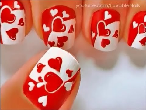 Uñas decoradas con corazones