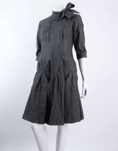 vestido gris lazo
