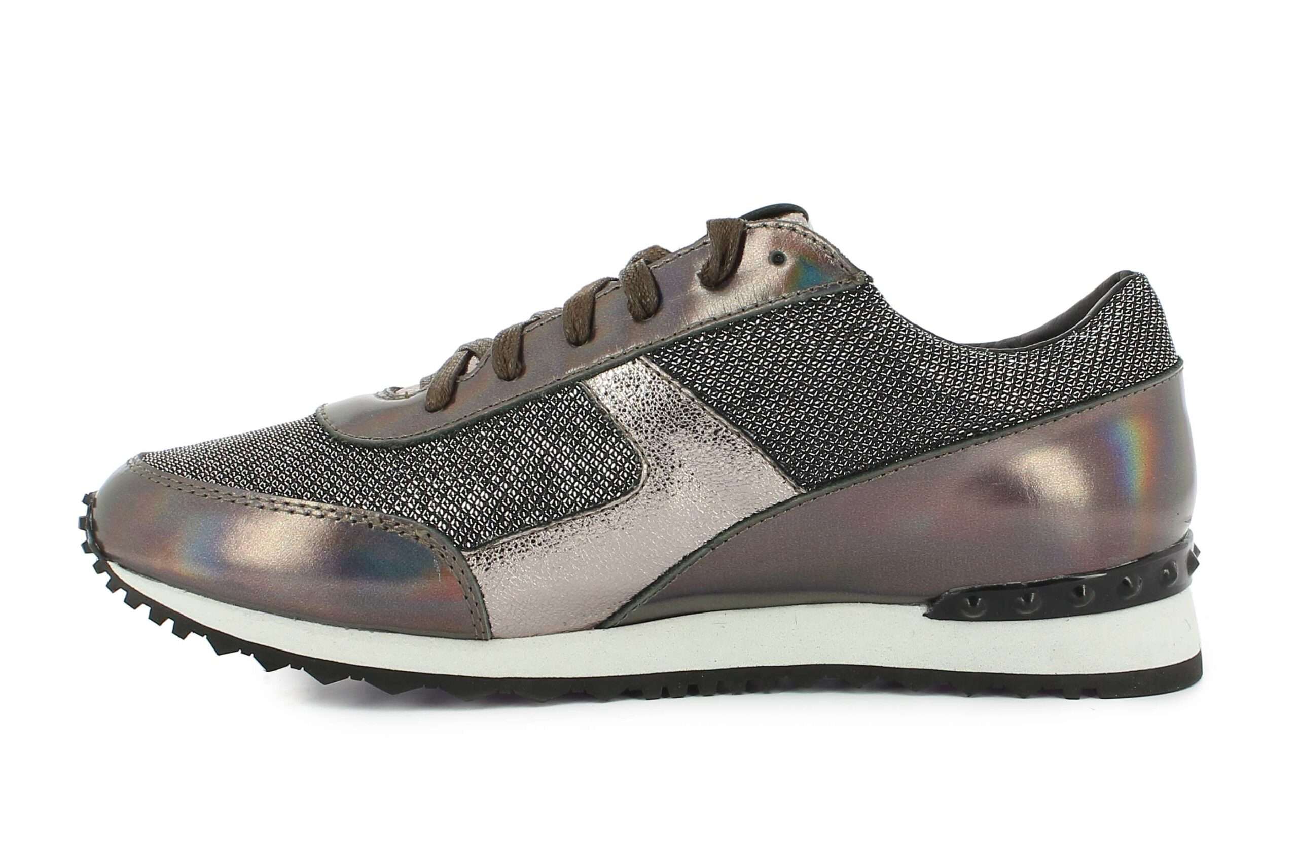 deportiva plateada scaled