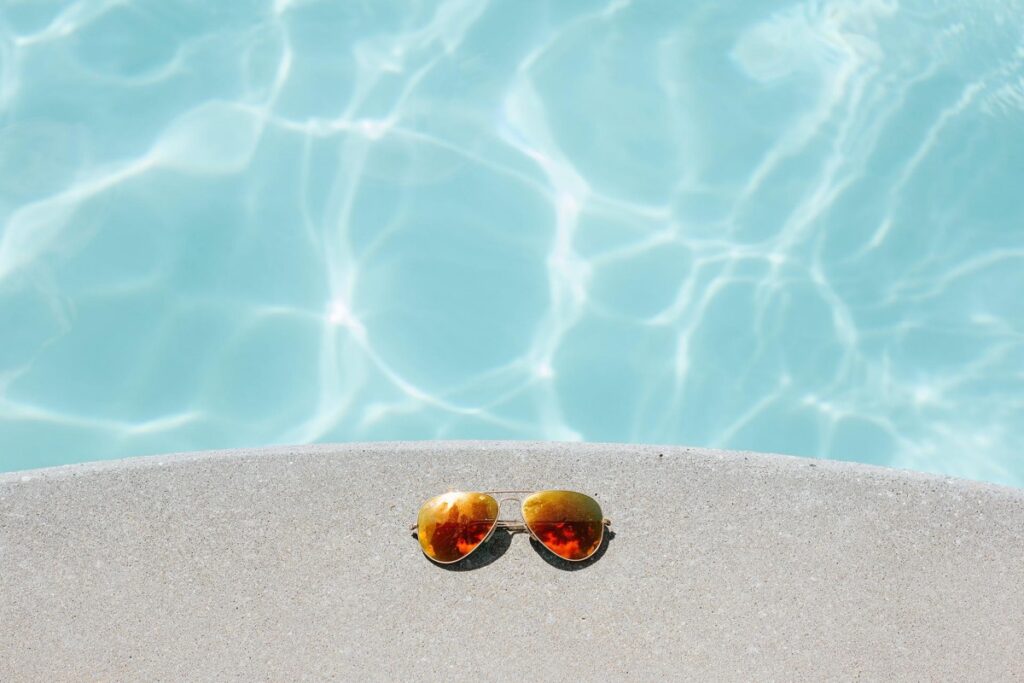 gafas de sol en la piscina