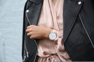 reloj de pulsera para ir a la moda